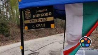 В знак на протест кмет изнесе кабинета си на разбит път