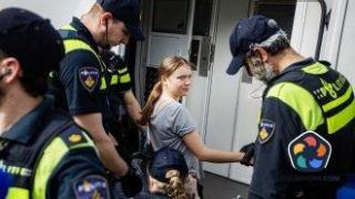Грета Тунберг е била задържана по време на протест в Хага