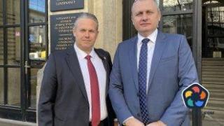Министър се изхвърли, че готви "най-прозрачното удостоверяване на машините за вота"