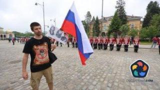 Руски знамена, Георгиевски ленти и знака "Z" насред София в Деня на Европа (ГАЛЕРИЯ)