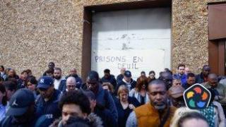 Френската полиция втори ден издирва избягал след смъртоносно нападение затворник