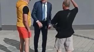 Резил! Гневни шуменци замеряха с яйца червения барон Борислав Гуцанов