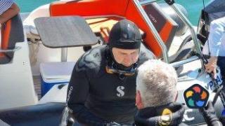 Радев се гмурна до подводен параклис край Бургас
