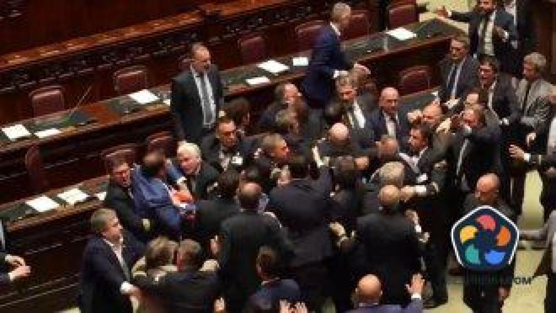 Италиански депутат бе изведен с инвалидна количка след бой в парламента