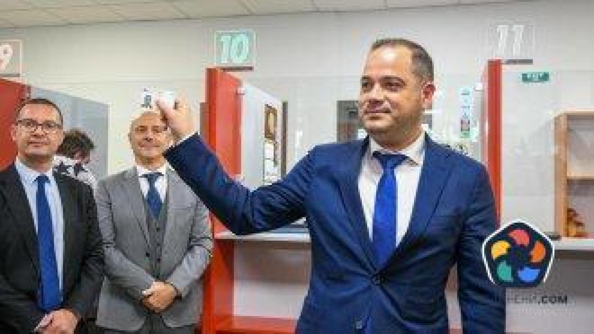 Вътрешният министър се похвали, че са му издали нова лична карта за пет часа