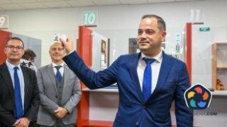 Вътрешният министър се похвали, че са му издали нова лична карта за пет часа