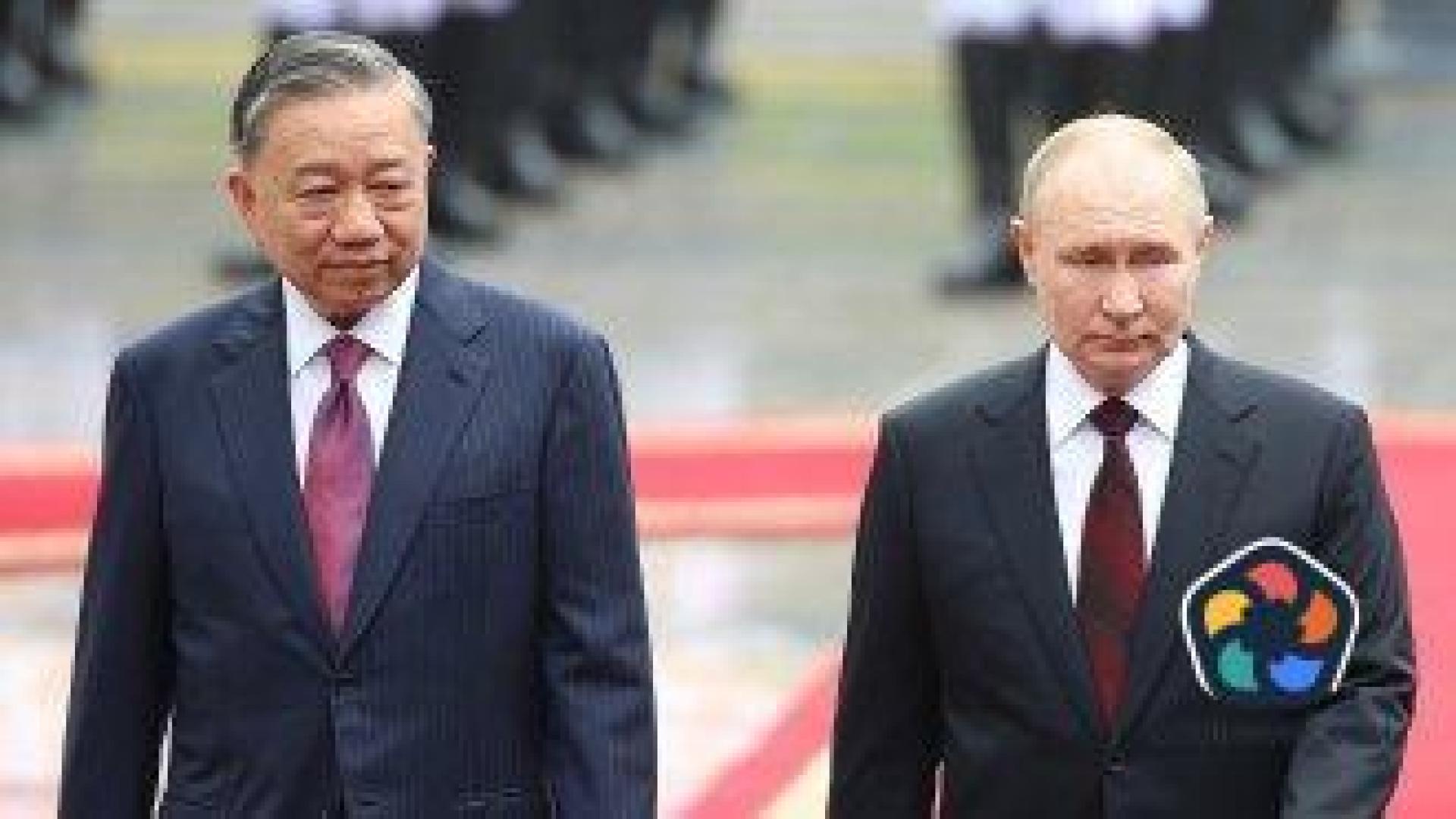 Путин беше посрещнат във Виетнам с военна церемония