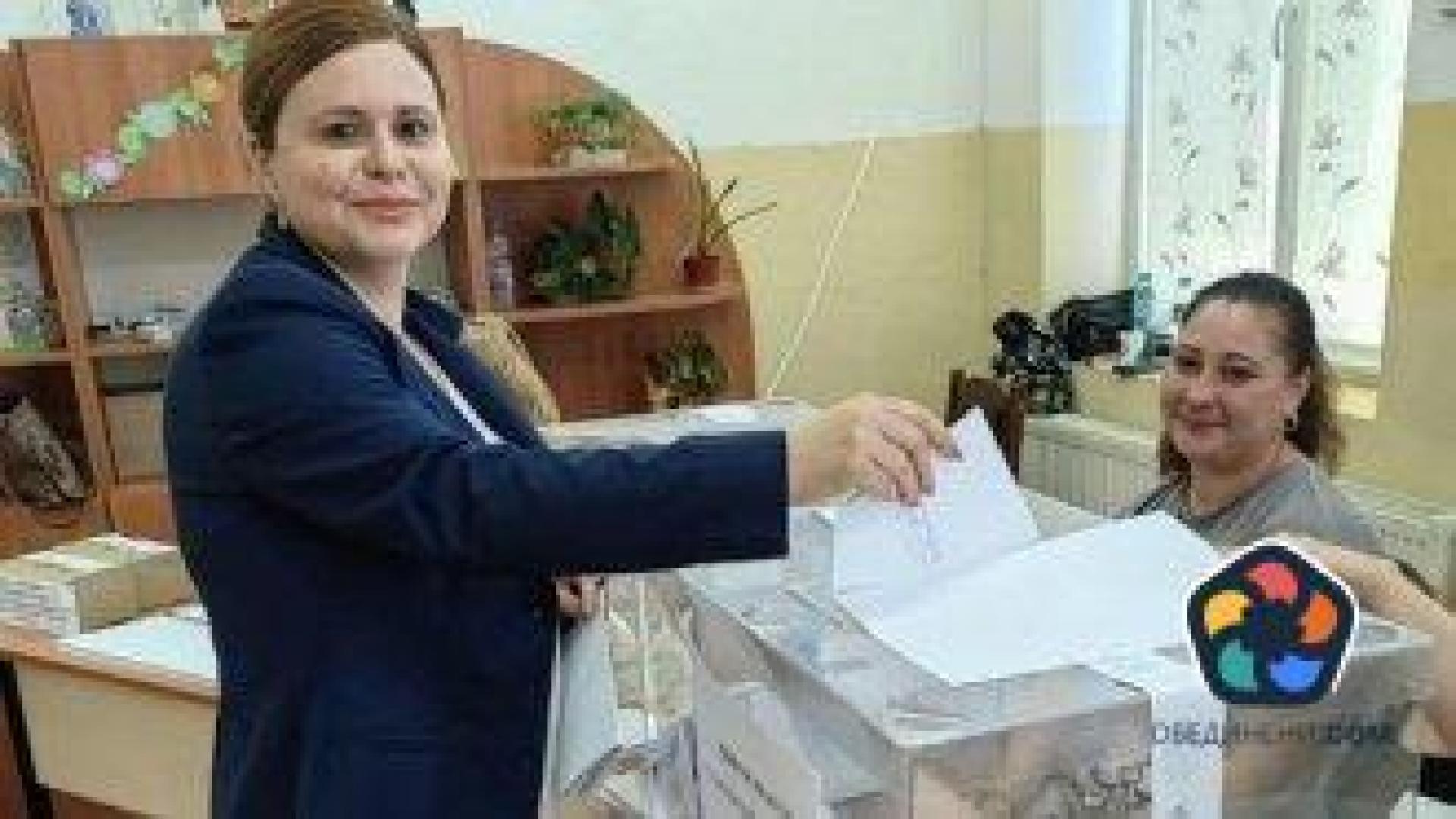 Чистка в ДПС: Зам.-председателката Айсел Руфад е изключена от парламентарната група