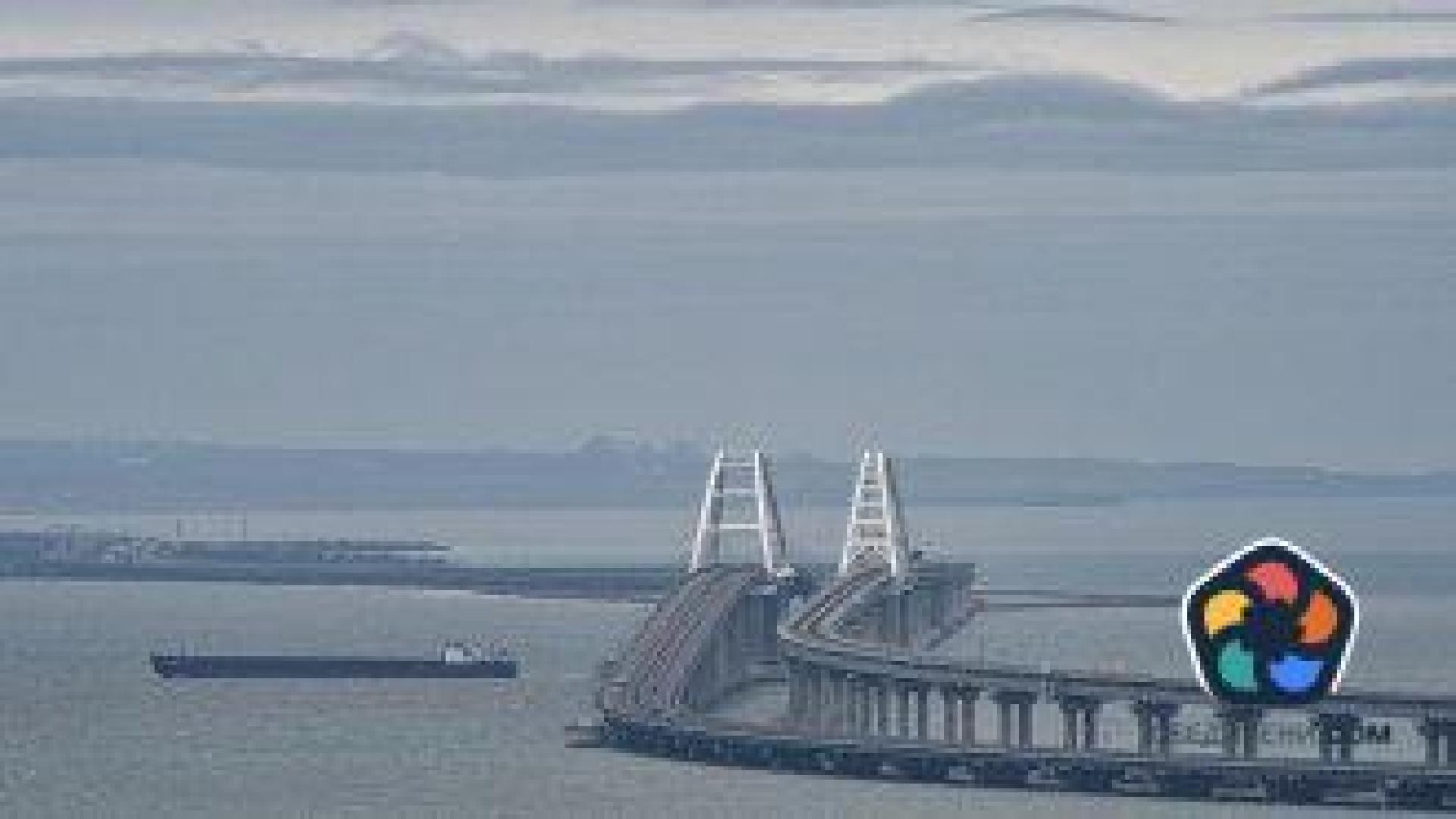 Атака с безекипажни катери спря движението по Кримския мост