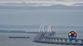 Атака с безекипажни катери спря движението по Кримския мост