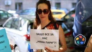 "Как се живее с 850 лв. заплата?". Социални работници излязоха на протест