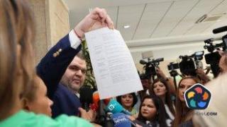 Надявам се да се занимаете с темата: Пеевски даде на медиите "списък с касиерите"