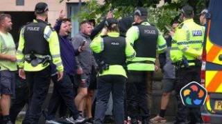 "Чака ги затвор": Великобритания освобождава места в затворите, за да се справи с крайнодесните протести