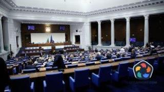 НС задължи здравния министър да увеличи медицинските сестри с 30% за 5 г. и да им повиши заплатите