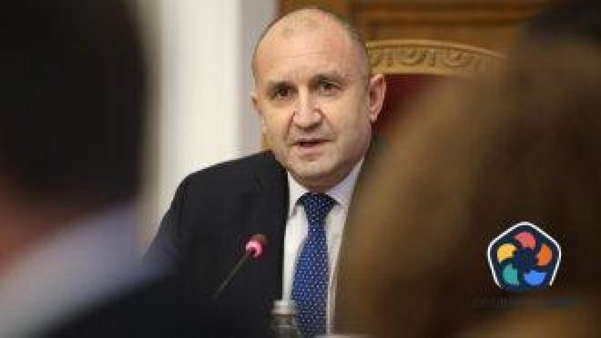 Над 6000 души настояват за вето на промените, забраняващи ЛГБТИ теми в училищата