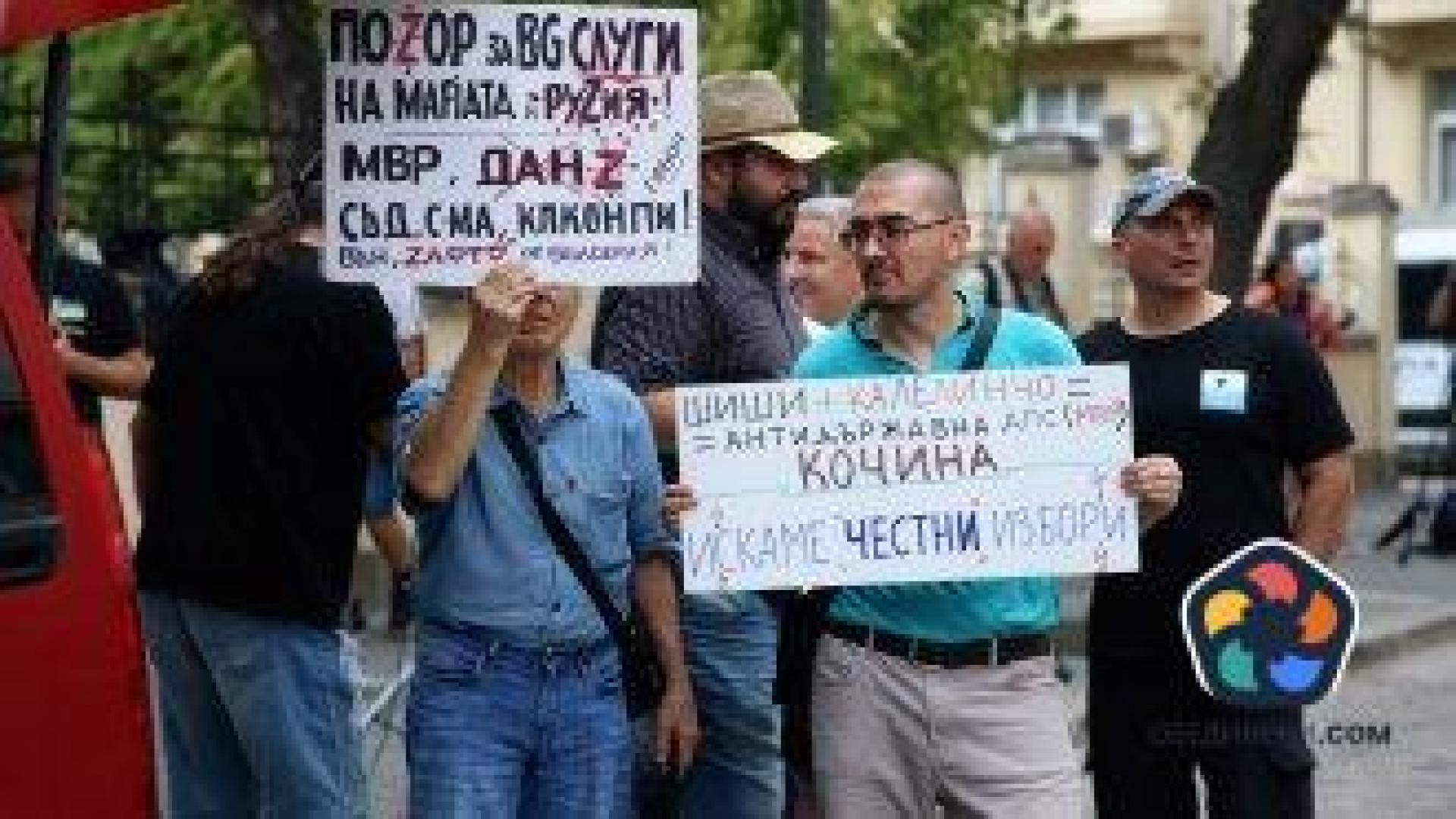 БОЕЦ: Вън Калин Стоянов и Делян Пеевски от МВР
