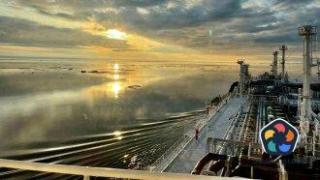 Танкер под санкции с руски втечнен газ е претоварен в открито море