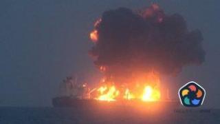 Плаващ под гръцки флаг танкер гори в Червено море и от него изтича петрол