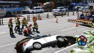 Джип пропадна в двуметрова дупка на път в Южна Корея; двама са ранени