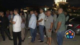 Фенове на Доган прекараха нощта пред сараите