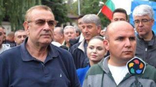 Хората на Доган пред сарая в "Бояна": Ще стоим тук, докато властите подпомагат Пеевски