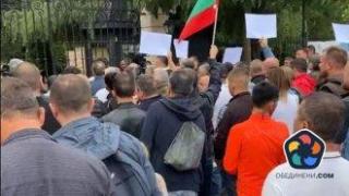 "Демокрация без Пеевски". Поддръжници на Доган отидоха до хотел "Берлин" (видео, снимки)
