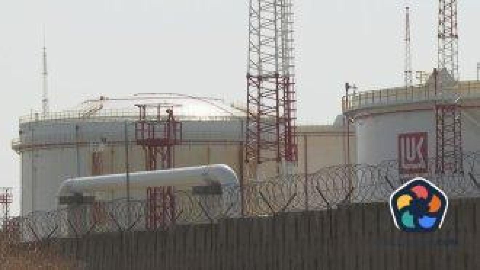 Служебната власт сменя държавния надзорник в "Нефтохим", докато купувачи оглеждат рафинерията