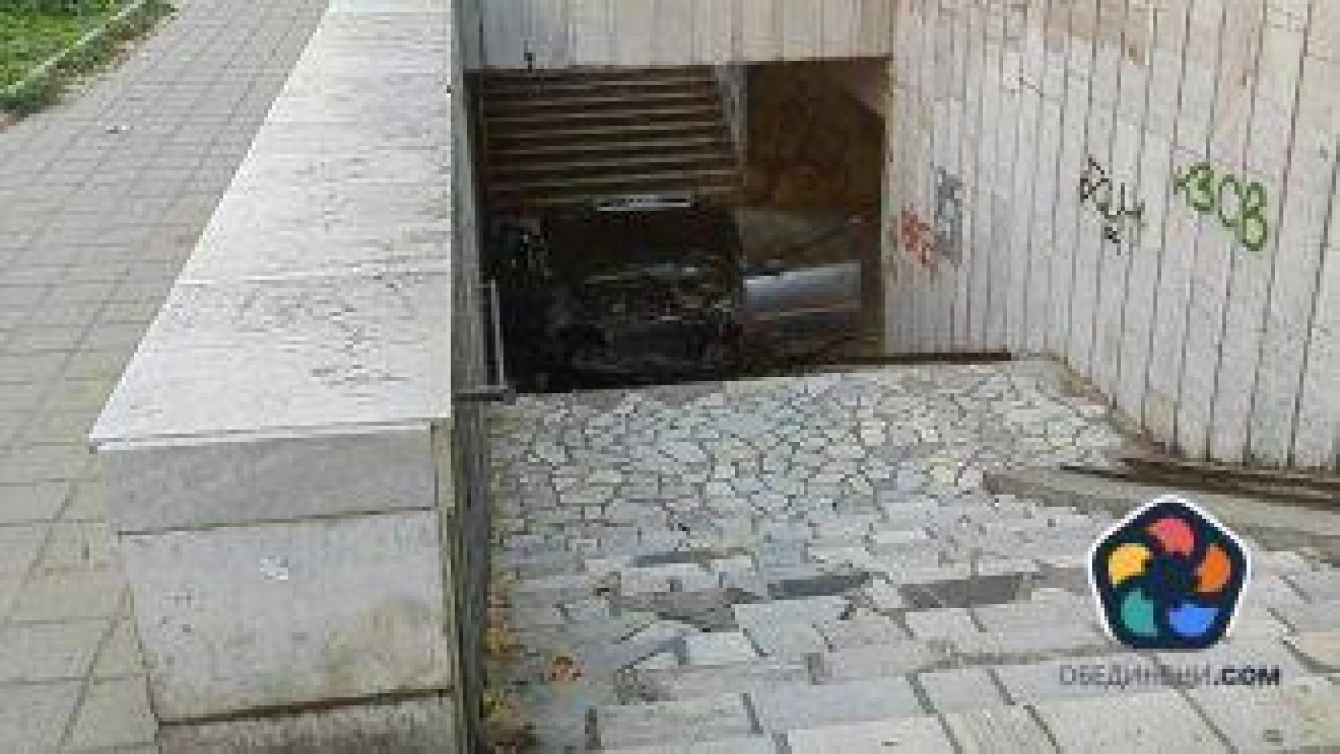 Непълнолетно момиче влезе с кола в подлез във Варна