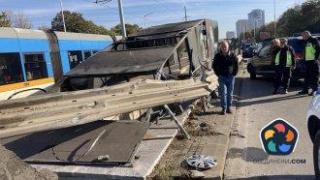 Кола прелетя край спирка на градския транспорт в София