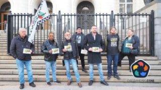 Таксиметрови шофьори на протест, искат справедливост за нападнат колега