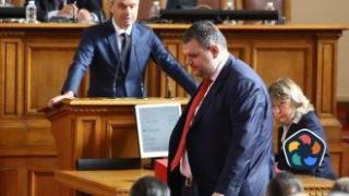 "Целувки" от Пеевски: Властите нехаят за сплашването на журналисти, алармира АЕЖ