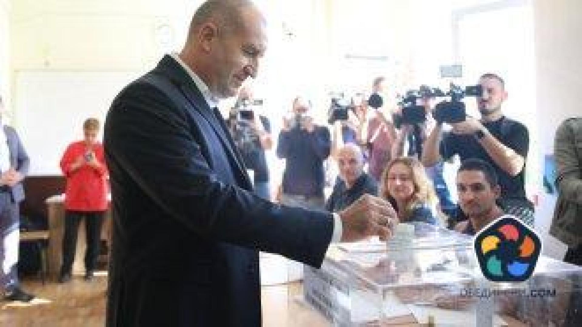 Радев готов да осигури "най-добри условия" за преговори между партиите