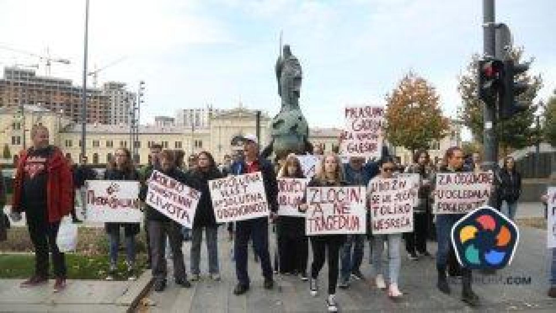 Стотици протестираха в Белград след трагедията на гарата в Нови Сад