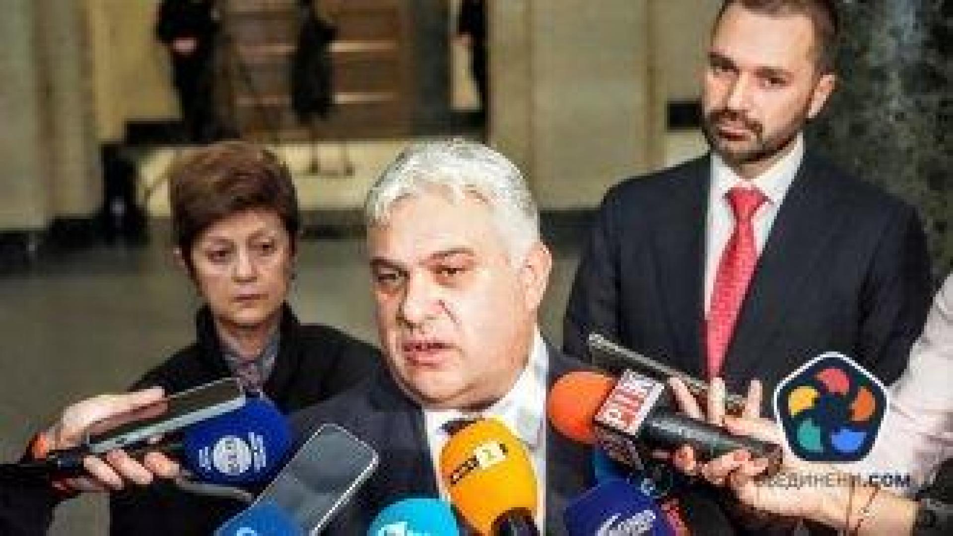 "София е далече, няма кой да ви помогне". Полицаи от Петрич са обвиняеми за престъпна група