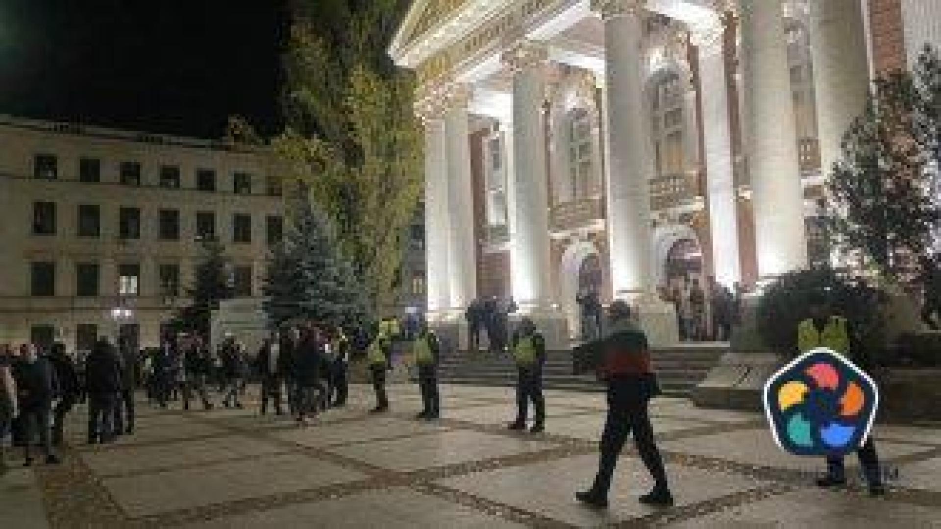 След вчерашния резил полицейски кордон осигури входа за представлението на Малкович (снимки, видео)