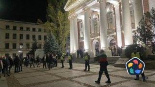 След вчерашния резил полицейски кордон осигури входа за представлението на Малкович (снимки, видео)