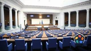 На живо: Серия протести и неизвестни около председателя на новия парламент