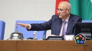 Спасителният вариант за временен шеф на НС засега не събира подкрепа