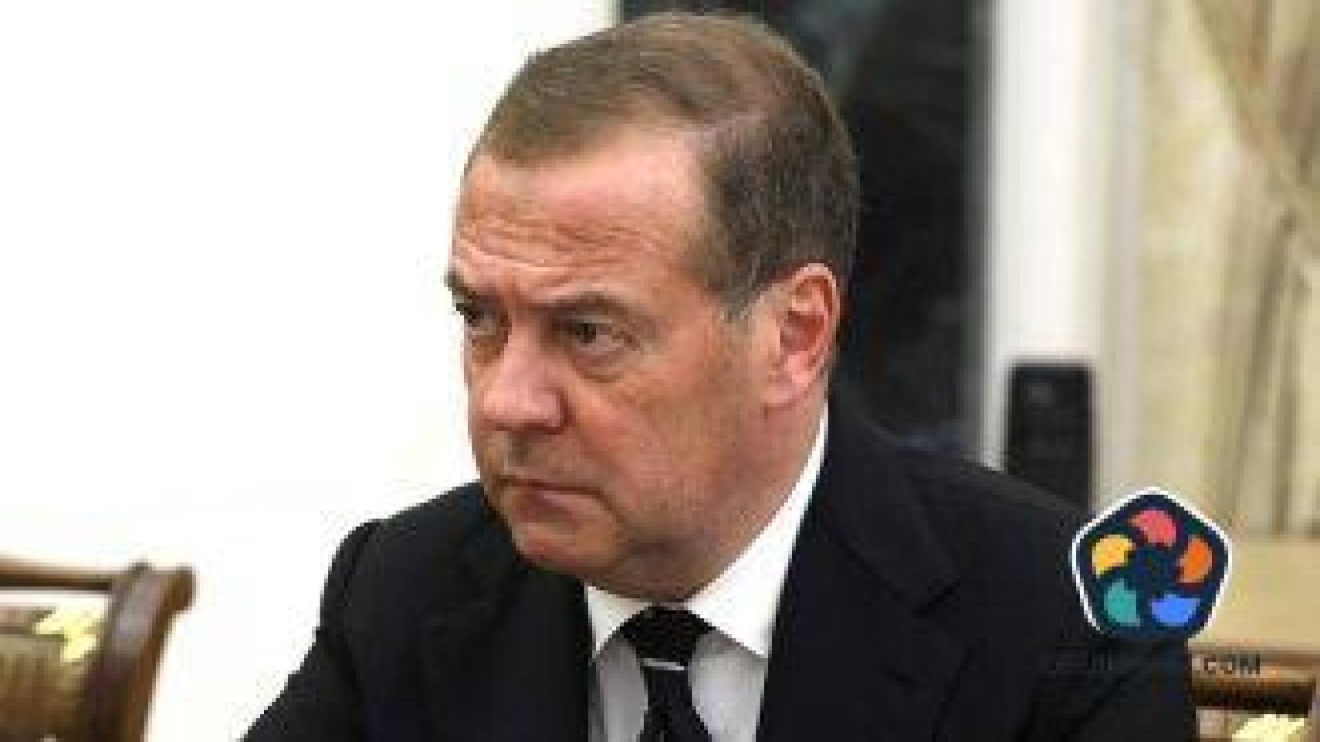The Insider: Медведев, който плаши с бомби Лондон, си купи нова яхта във Великобритания