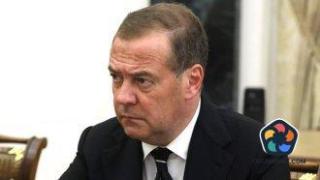 The Insider: Медведев, който плаши с бомби Лондон, си купи нова яхта във Великобритания