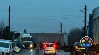Тир се вряза в ограда на къща в Самоводене