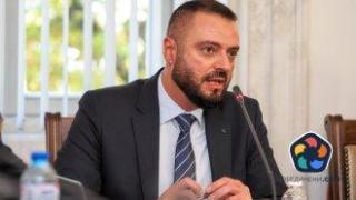 Депутат от ГЕРБ подаде оставка след отлагане на дело за побой над журналист