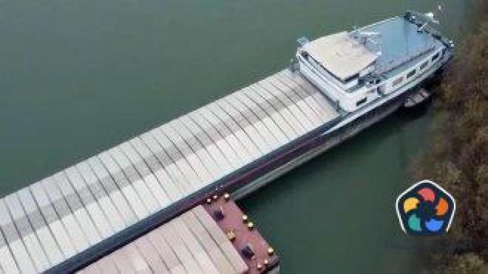Моряци бедстват на изоставен кораб край Русе