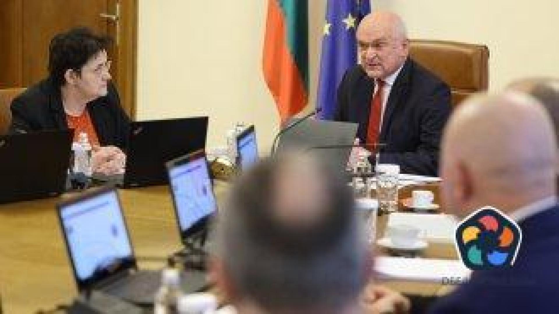 Министър Петкова не знаела какви големи данъци плащат банките