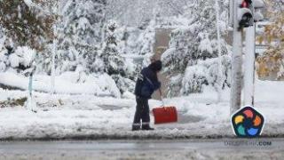 Обилни снеговалежи на Балканите: Проблеми с електричеството, хаос по пътищата