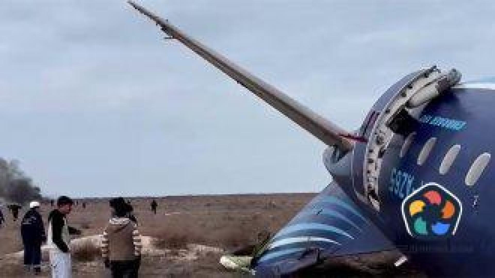 Пътнически самолет със 110 души на борда се разби в Казахстан