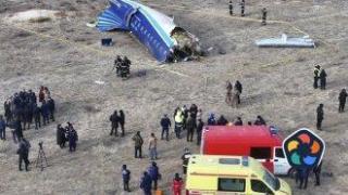 “Имаше взрив“. Самолетът, разбил се в Казахстан, може да е свален от руска зенитна ракета