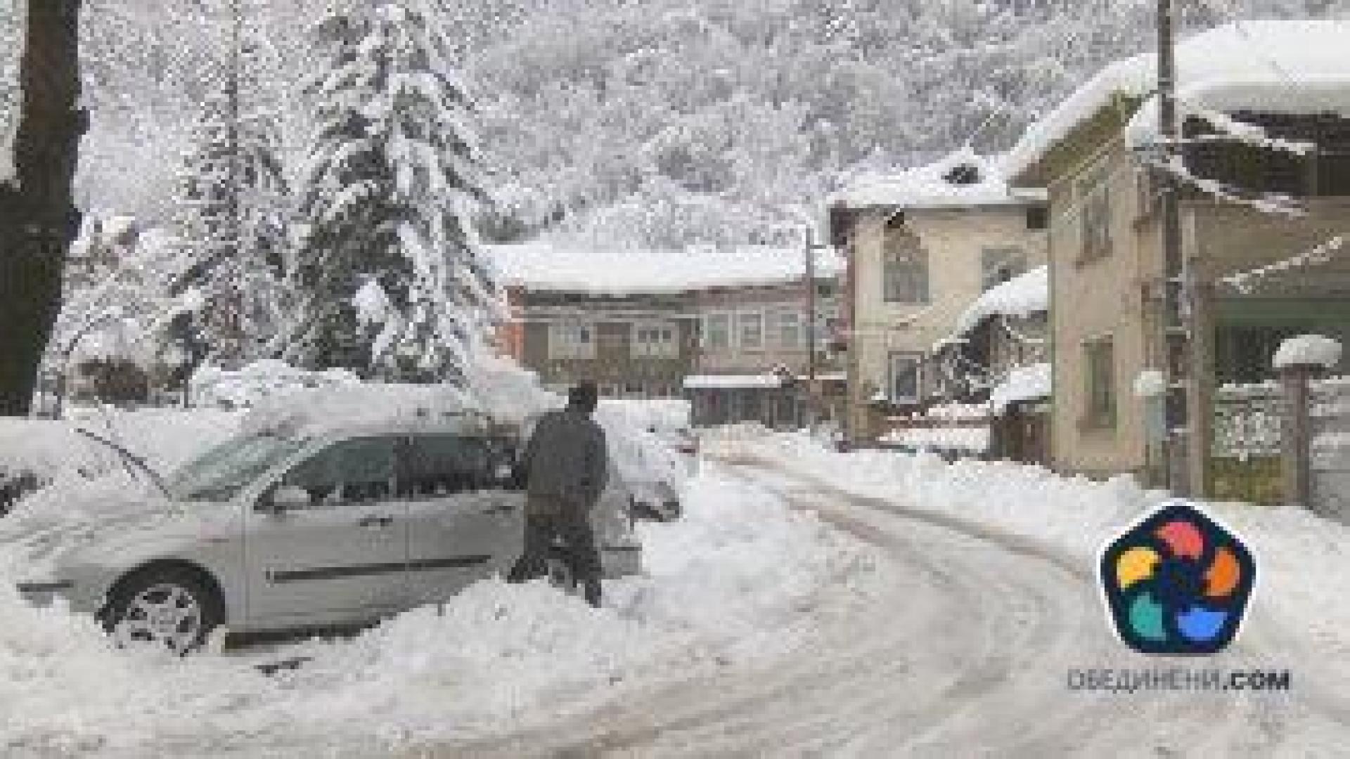 Трети ден много селища остават без ток и вода