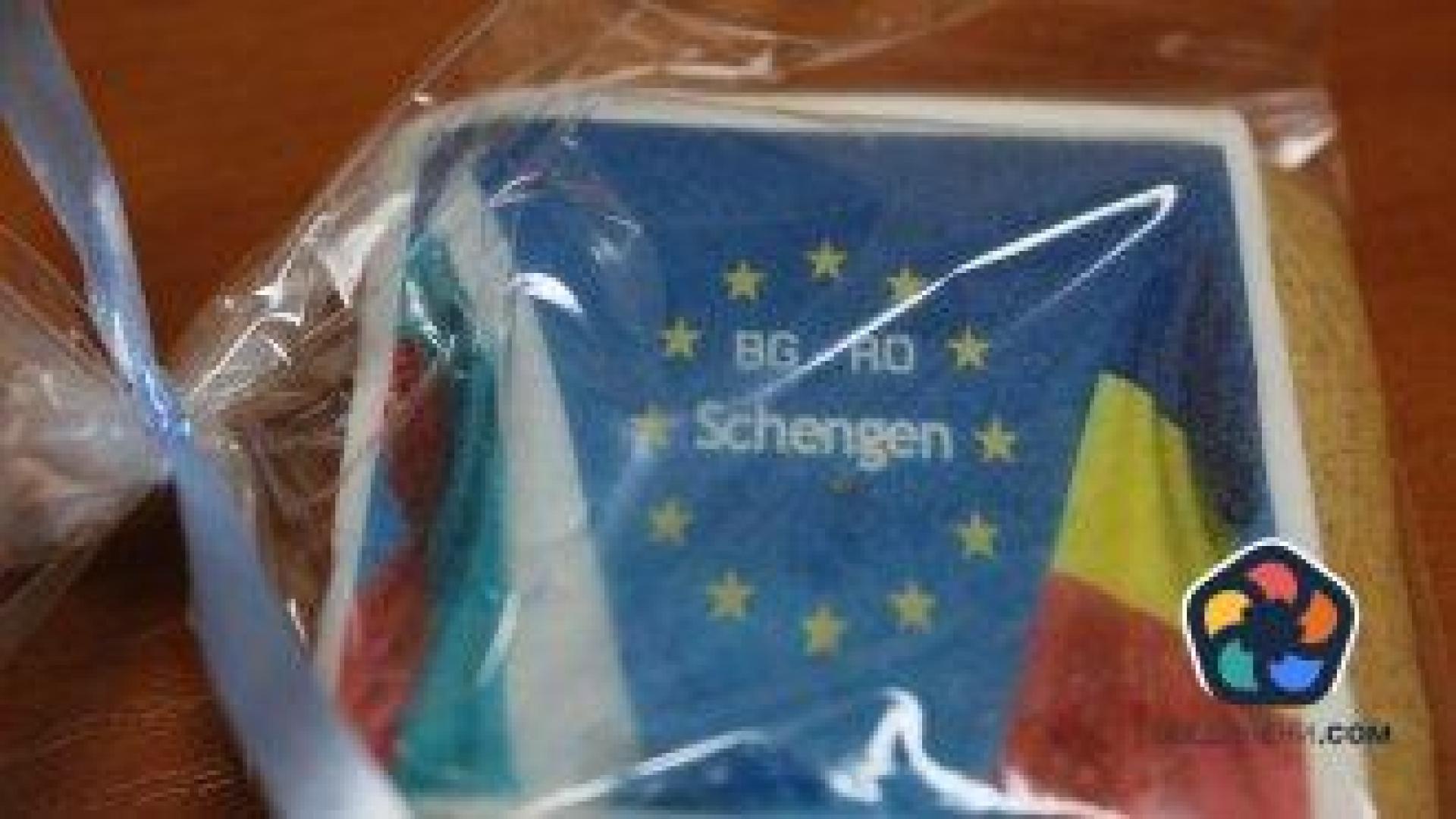 С бисквитки и шампанско. България и Румъния честваха Шенген на "Дунав мост"