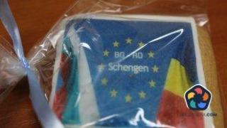 С бисквитки и шампанско. България и Румъния честваха Шенген на "Дунав мост"
